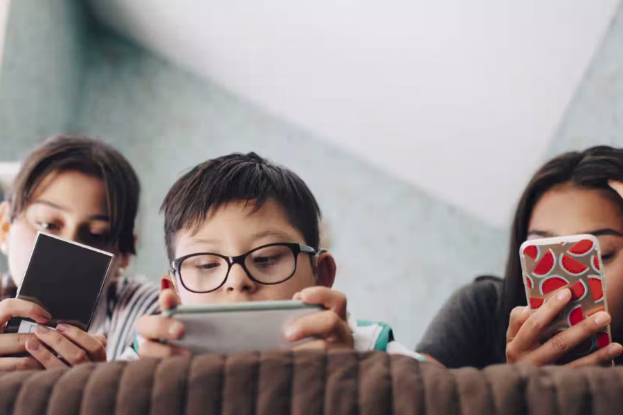 Could Excessive Screen Time and Algorithms Be Diminishing Our Intelligence?